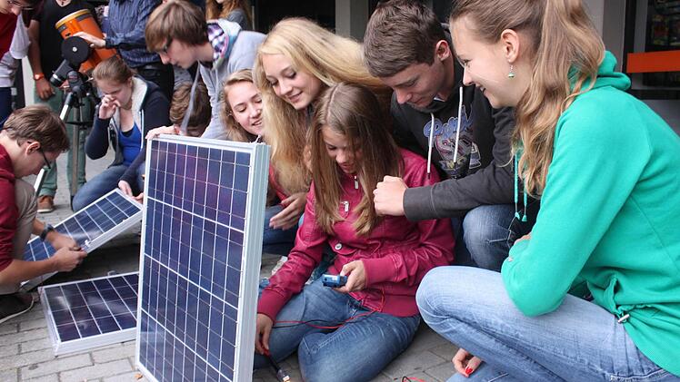 Die Spardorfer Gymnasiasten testen die Soalrplatten mit einer Glühlampe.