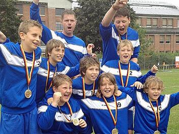 Der Jubel kennt keine Grenzen mehr, als Deutscher Meister der männlichen U12  dürfen sich die Segnitzer Faustball-Jungs die Goldmedaille umhängen:  (hinten) Trainer Christian Lauck, Johannes Eger; (Mitte)  Lorenz Grötsch (11 Jahre), Jeremias Tröge (11), Simeon  Tröge (10), Andreas Kaemmer (9); (vorne) Philipp Mengler (12), Fabian Buchta (11) und  Fabio Lauck (9). Fotos: TV Segnitz/Kaemmer