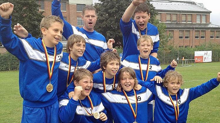 Der Jubel kennt keine Grenzen mehr, als Deutscher Meister der männlichen U12  dürfen sich die Segnitzer Faustball-Jungs die Goldmedaille umhängen:  (hinten) Trainer Christian Lauck, Johannes Eger; (Mitte)  Lorenz Grötsch (11 Jahre), Jeremias Tröge (11), Simeon  Tröge (10), Andreas Kaemmer (9); (vorne) Philipp Mengler (12), Fabian Buchta (11) und  Fabio Lauck (9). Fotos: TV Segnitz/Kaemmer