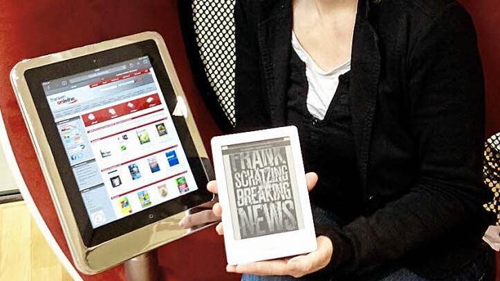 Marlene Neumann präsentiert das digitale Angebot der Stadtbibliothek Erlangen.  Foto: privat