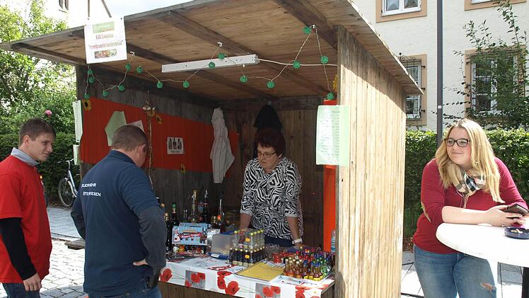 "Hunnertprozentich Huechprozentiches" gab es an Wallis Schnapsbude.  Foto: Susanne Deuerling