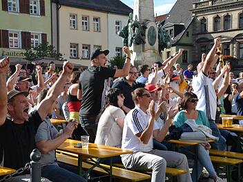 Tooor! Gómez macht das Tor, die Fans auf dem Marktplatz jubeln. Foto: Uschi Prawitz