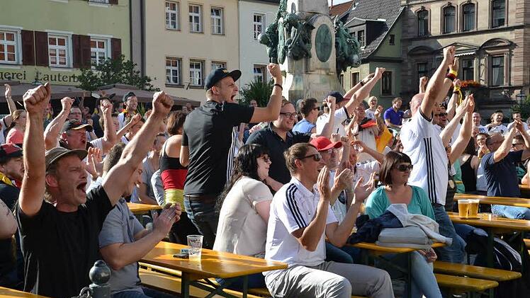 Tooor! Gómez macht das Tor, die Fans auf dem Marktplatz jubeln. Foto: Uschi Prawitz