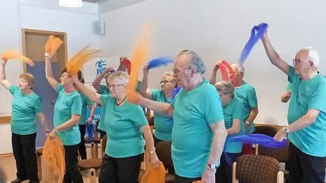 Mit einem Stehtanz beweisen die Mitglieder ihre Fitness.  Foto: C. Schwind