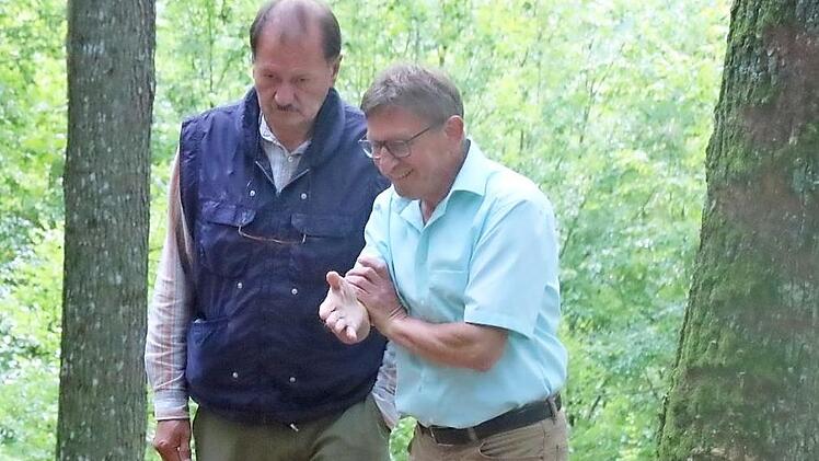 Günther Reiß und Wolfgang Tully (von links) beobachten die Arbeiten.