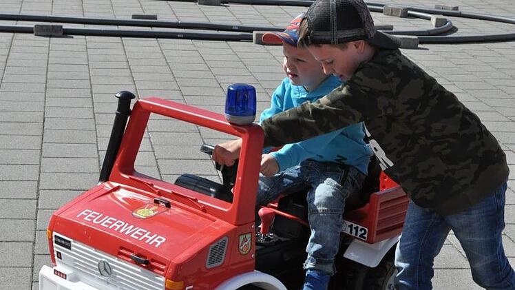 Sichtlich Spaß hatten die beiden Buben mit dem Feuerwehr-Bobbycar.Foto: Simon Albrecht