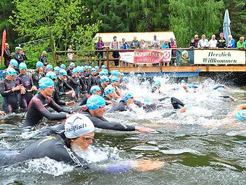 Der Trebgaster Badesee ist am 30. Juni Dreh- und Angelpunkt des Tennet-Power-Triathlons. Dort wird geschwommen und nach dem Radfahren zum Abschluss rund um den See gelaufen. Foto: BR-Archiv