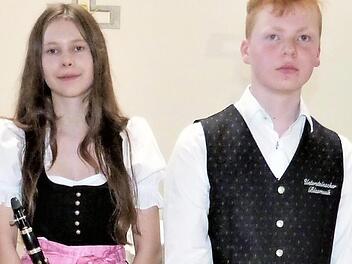 Jana Trier und Justin Seuss freuen sich über ihre silbernen Leistungsabzeichen. Foto: Werner Reißaus