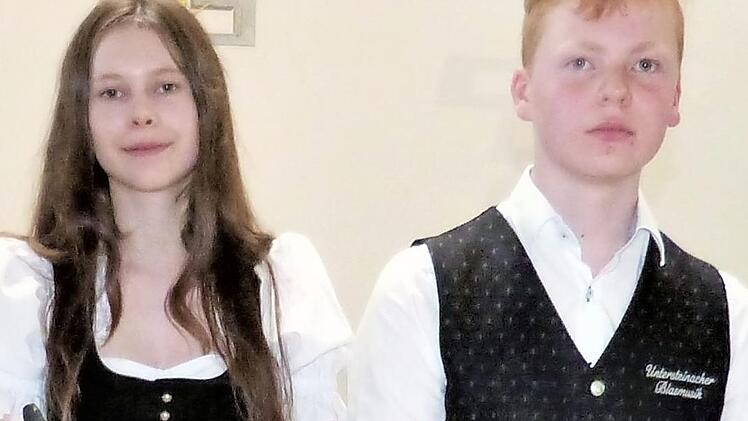 Jana Trier und Justin Seuss freuen sich über ihre silbernen Leistungsabzeichen. Foto: Werner Reißaus