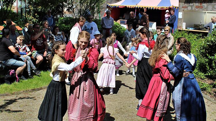 Kindertanzgruppe mit dem "Schlamperer".Doris Vogel