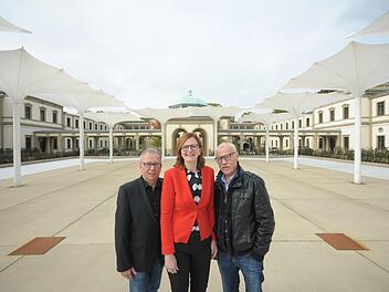 Sie machen nächsten August den Innenhof des Luitpoldbades zur Musicalbühne: Depro-Geschäftsführer Michael Deuker, Kurdirektorin Sylvie Thormann und Regisseur Peter Radestock.  Foto: Siegfried Farkas