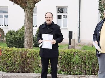 Sportkoordinatorin Regens Wagner Ruth Krank, Alexander Binder f&uuml;r alle, die das Sportabzeichen ablegten, und Sportwart Heinz Hofmann von der VSG Burgkunstadt