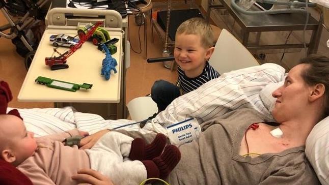 Juliane Kuhnlein mit ihren Kindern Laurena und Florentin - noch im Klinikum Bayreuth.