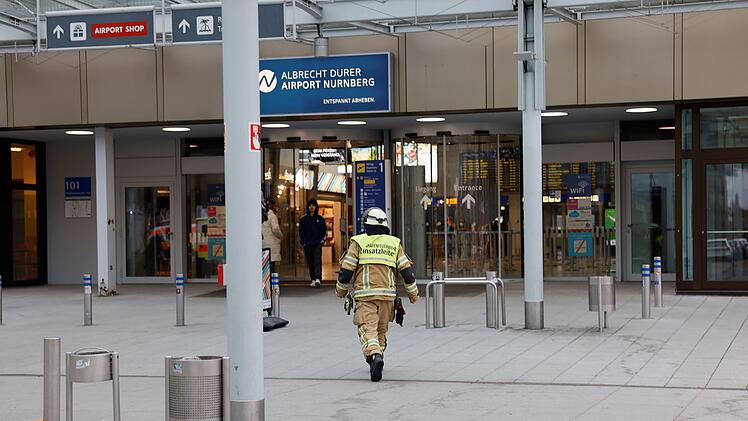 Gasgeruch am Flughafen Nürnberg: Feuerwehr rückt mit mehreren Fahrzeugen an