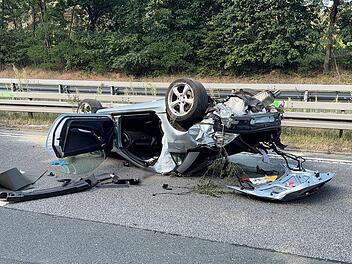 Unfall auf der B2: Cabrio &uuml;berschl&auml;gt sich - zwei Personen schwer verletzt