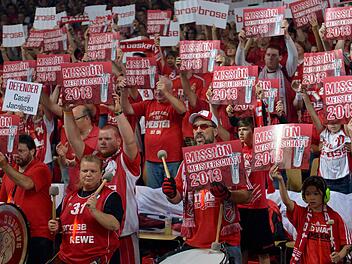 Basketball Bundesliga, Playoffs (Best of 5), Finale, Spiel 1: Brose Baskets Bamberg - EWE Baskets Oldenburg am 09.06.2013 in der Stechert-Arena in Bamberg (Bayern). Die Bamberger Fans feuern ihre Mannschaft an. Foto: David Ebener/dpa