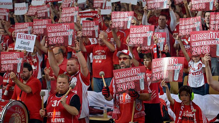Basketball Bundesliga, Playoffs (Best of 5), Finale, Spiel 1: Brose Baskets Bamberg - EWE Baskets Oldenburg am 09.06.2013 in der Stechert-Arena in Bamberg (Bayern). Die Bamberger Fans feuern ihre Mannschaft an. Foto: David Ebener/dpa