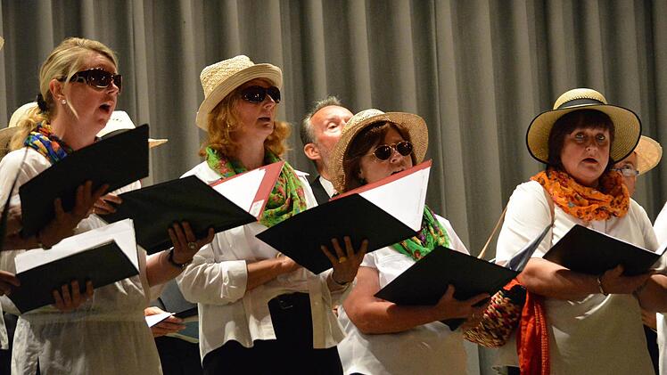 In Urlaubsstimmung brachten die Singfoniker das Publikum.