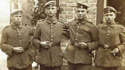 Die Rekruten halten Zigaretten in den Händen als Symbol für Männlichkeit. Der zweite von rechts ist der 17jährige Johann Leisentritt, Vater des Verfassers.