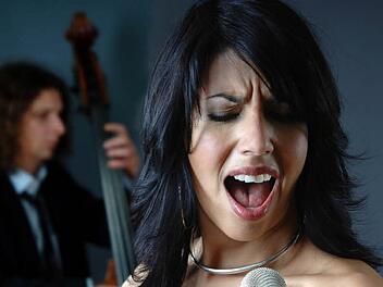 Liza da Costa, die Frontfrau von Hotel Bossa Nova Foto: Reinhard Berg