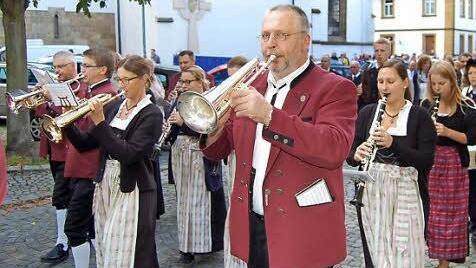 Von der Kirche zogen die Gläubigen unter den Klängen der Musikvereinigung Ebensfeld zum ehemaligen Landratsamt.