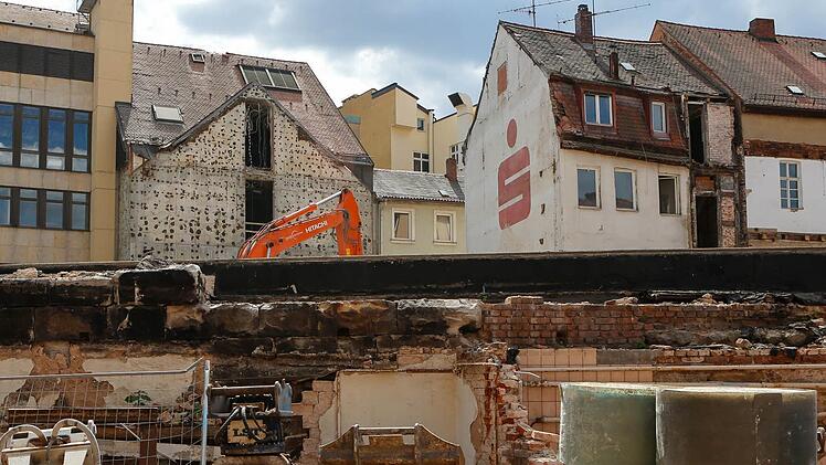 Das Sparkassenlogo tauchte überraschend an eine Hausmauer auf, als das angebaute Haus fiel. Foto: Matthias Hoch