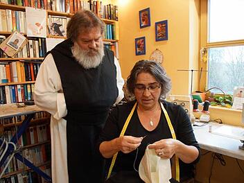 Während bei Norbert Reinhard das neue Gewand schon passt, erledigt Ehefrau Jutta noch letzte Arbeiten an einem anderen.  Foto: Anton Then