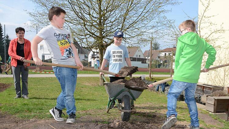 Impressionen vom Obstbaum-Pflanztag an der Grundschule Melkendorf  Foto: Dagmar Besand
