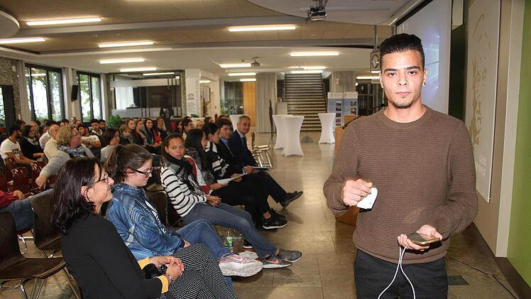 Mahmoud Rashdar erzählte von einem Theaterprojekt aus dem Libanon. Er ist als Flüchtling in Deutschland, war erst in Großstädten, ehe er nach Kulmbach kam. Sein großer Traum wäre es, in die USA zu reisen, um einen Preis für das Theaterprojekt entgegenzunehmen. "Aber ich bin Flüchtling, das geht nicht", erzählte Mahmoud Rashdar.Sonny Adam