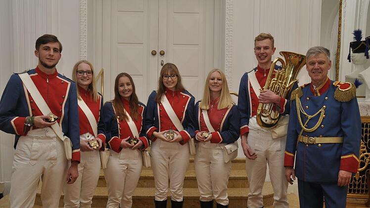 Für ein Jahrzehnt als Musiker im Jugendmusikkorps wurden ausgezeichnet (von links): Konstantin Schmitt, Laura Schwing, Karina Schwing, Antonia Kopp, Julia Belz und Tillmann Joob. Das Ehrenkettchen des JMK überreichte Stadtmusikdirektor Bernd Hammer (rechts). Foto: Peter Klopf