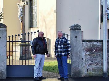 Bei der Renovierung haben Kirchenpfleger Werner Schießer (links) und Küster Günther Wolf tatkräftig mit Hand angelegt.  Foto: Werner Vogel