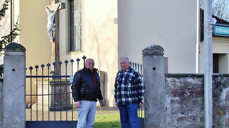 Bei der Renovierung haben Kirchenpfleger Werner Schießer (links) und Küster Günther Wolf tatkräftig mit Hand angelegt.  Foto: Werner Vogel