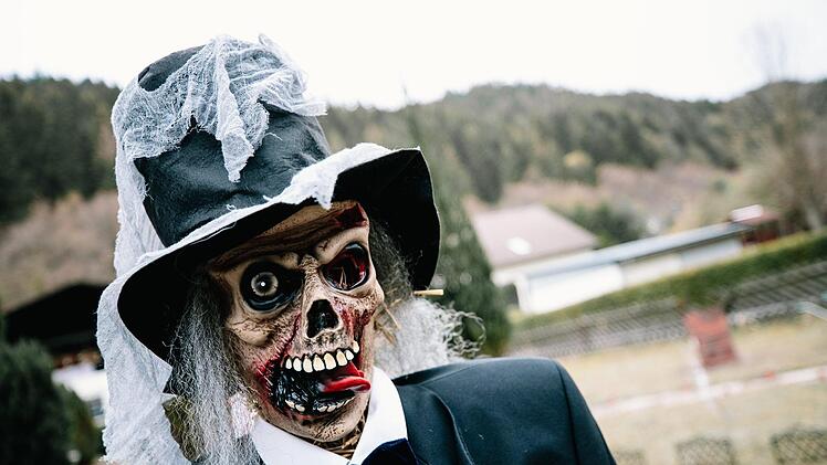 Sich zuprostende Geister, blutige Gestalten und offene Gräber: Sabrina de Groot hat sich einiges einfallen lassen, um ihren Garten in Wilhelmsthal in den zwei Wochen vor Halloween schaurig schön zu gestalten. Foto: Marian Hamacher