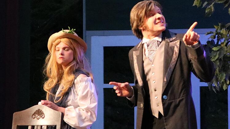 Eliza (Anika Ködel) ist noch nicht ganz von der Ehrsamkeit eines Professor Higgins (Martin Besold) überzeugt. Foto; Klaus Klaschka