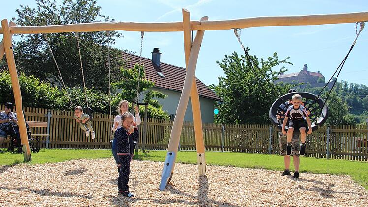 Etliche Spielgeräte wurden angeschafft. So eine große Schaukel.