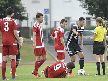 Der Coburger Kapitän Sertan Sener (schwarzes Trikot) ist nicht einverstanden mit dem Pfiff von  Schiedsrichterin Davina Haupt nach einem vermeintlichen Foul an Fuchsstadts Lukas Lieb (am Boden).  Foto: Hagen Lehmann