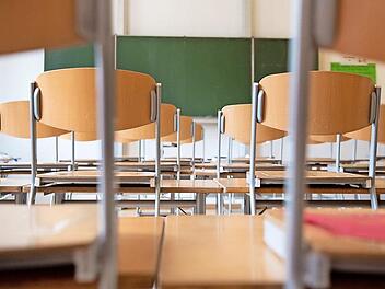 Stühle hoch! Die Klassenzimmer in den Coburger Schulen sind in den nächsten fünf Wochen verwaist.  Foto: Sven Hoppe/dpa