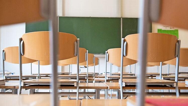 Stühle hoch! Die Klassenzimmer in den Coburger Schulen sind in den nächsten fünf Wochen verwaist.  Foto: Sven Hoppe/dpa