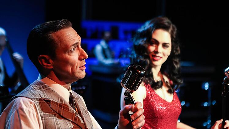 So nahe kommen sich Dirk Mestmacher und Marina Pechmann bei der neuen Version des Sinatra-Abends "Fly me to the moon" nicht mehr - zumindest nicht ohne Plexiglasscheibe. Foto: CT-Archiv