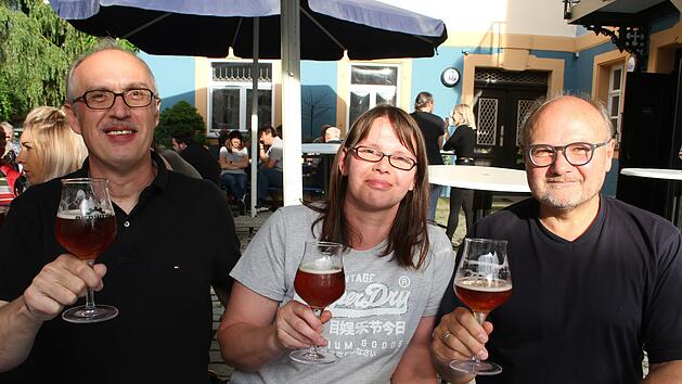 Jochen Kempf, Juliane Bienlein und Uwe Pachner haben bei der Bayerischen Rundschau einen Tisch zur Bier- und Bratwurst-Verkostung gewonnen. Sie w&auml;hlten anders als die Fachjury bei den Bratw&uuml;rsten.