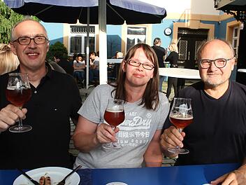 Jochen Kempf, Juliane Bienlein und Uwe Pachner haben bei der Bayerischen Rundschau einen Tisch zur Bier- und Bratwurst-Verkostung gewonnen. Sie wählten anders als die Fachjury bei den Bratwürsten.