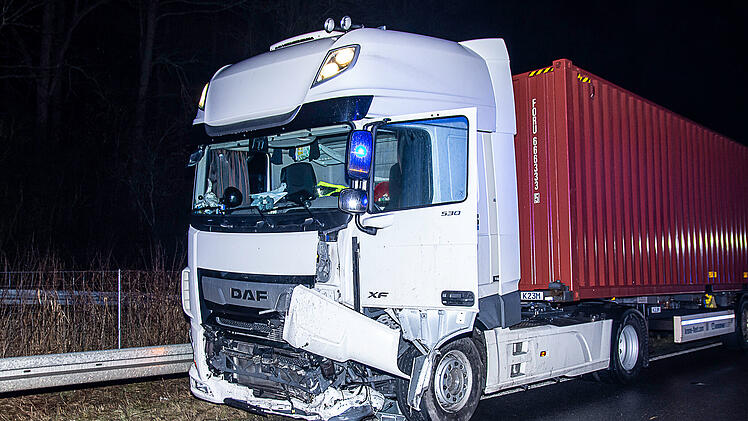 Nach Kollision mit Sattelzug: Person verstirbt noch an der Unfallstelle