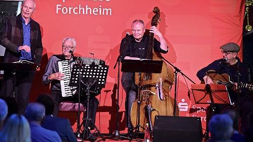 Norbert Neugirg mit dem Trio Hullerngroove (von links) zu Gast bei der Sparkasse Forchheim