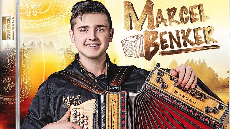 Marcel Benker hat nun seine erste CD "A Bluejeans is koa Lederne" veröffentlicht.