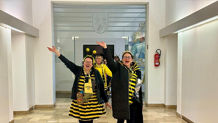 Hof: Altweiberfasching im Rathaus - Bienen fallen in Amtszimmer ein