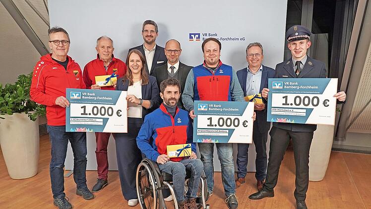 Die Preisträger Richard Rödel und Andreas Kehl vom FC Strullendorf, Jasmin Gebhardt (VR-Bank), Christoph Rüger (Filialleiter Strullendorf), Alexander Brehm (VR-Bank), Christian Ferber und Timo Genßler von der Bergwachtbereitschaft Bamberg, Markus ...