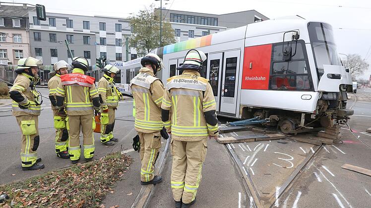 Straßenbahn in Düsseldorf entgleist