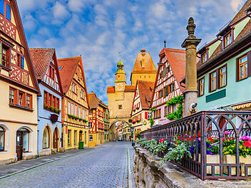 Blick auf die malerische Altstadt von Rothenburg ob der Tauber an einem Sommermorgen.