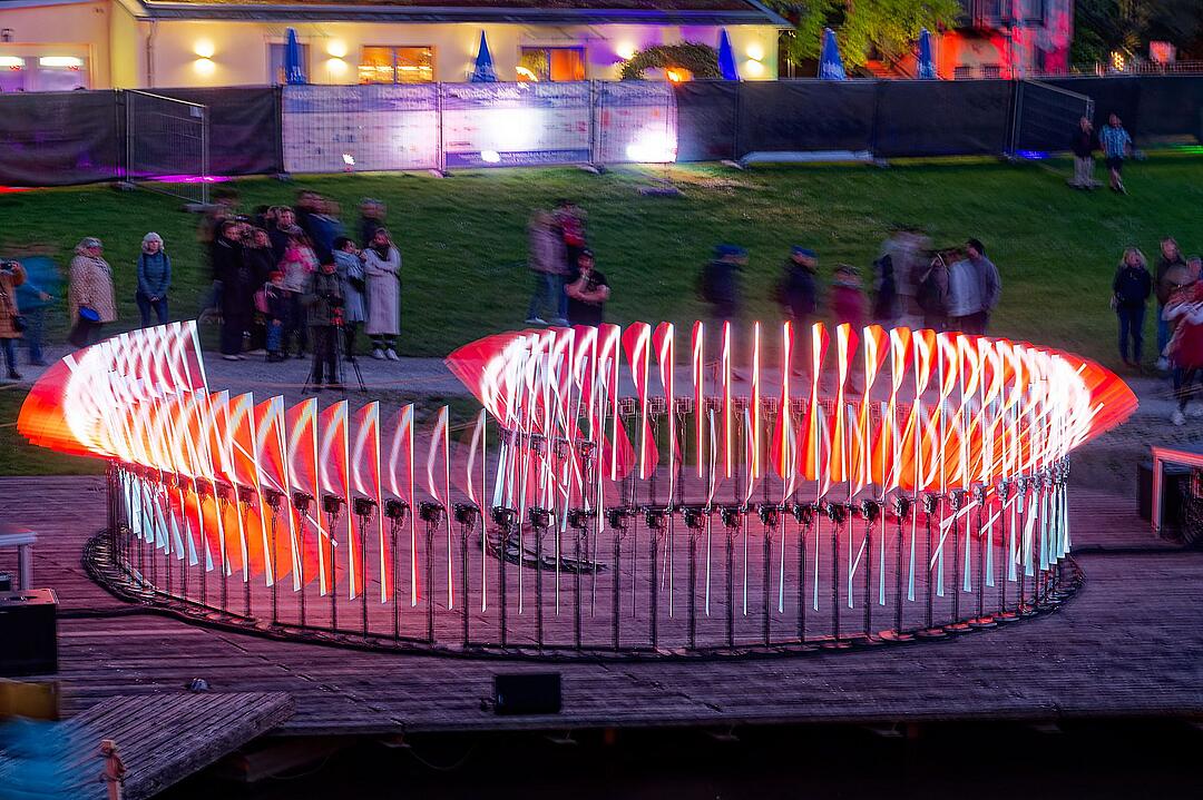 Eine magische Kulisse mit effektvoll platzierter Lichtkunst.