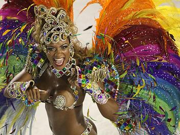 Fasching auf brasilianisch: Karneval in Rio mit viel Samba und nackter Haut. Fotos: epa/Antonio Lacerda